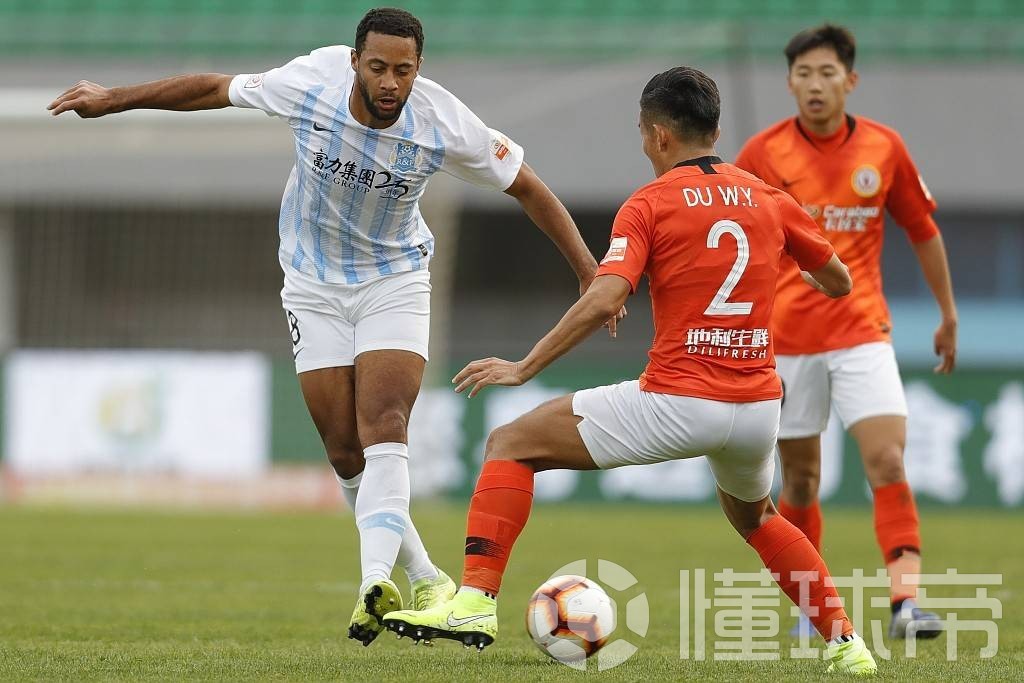 包含沙尔克宣布引进后卫补强防线实力的词条
